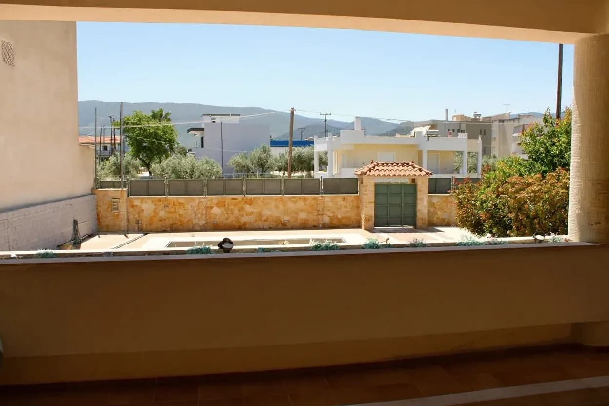 Βίλα — Λουτρά Ωραίας Ελένης