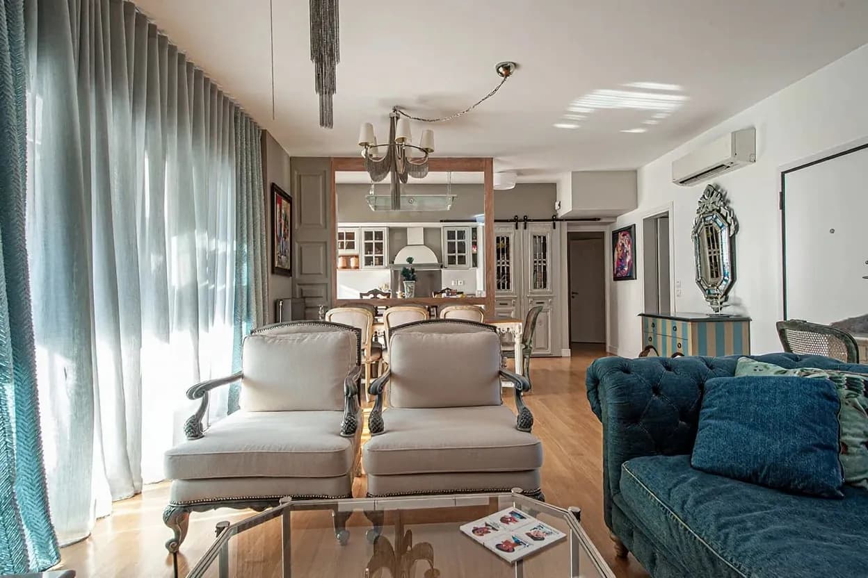 Appartement spacieux en étage élevé avec vue sur le parc (Le Pirée)