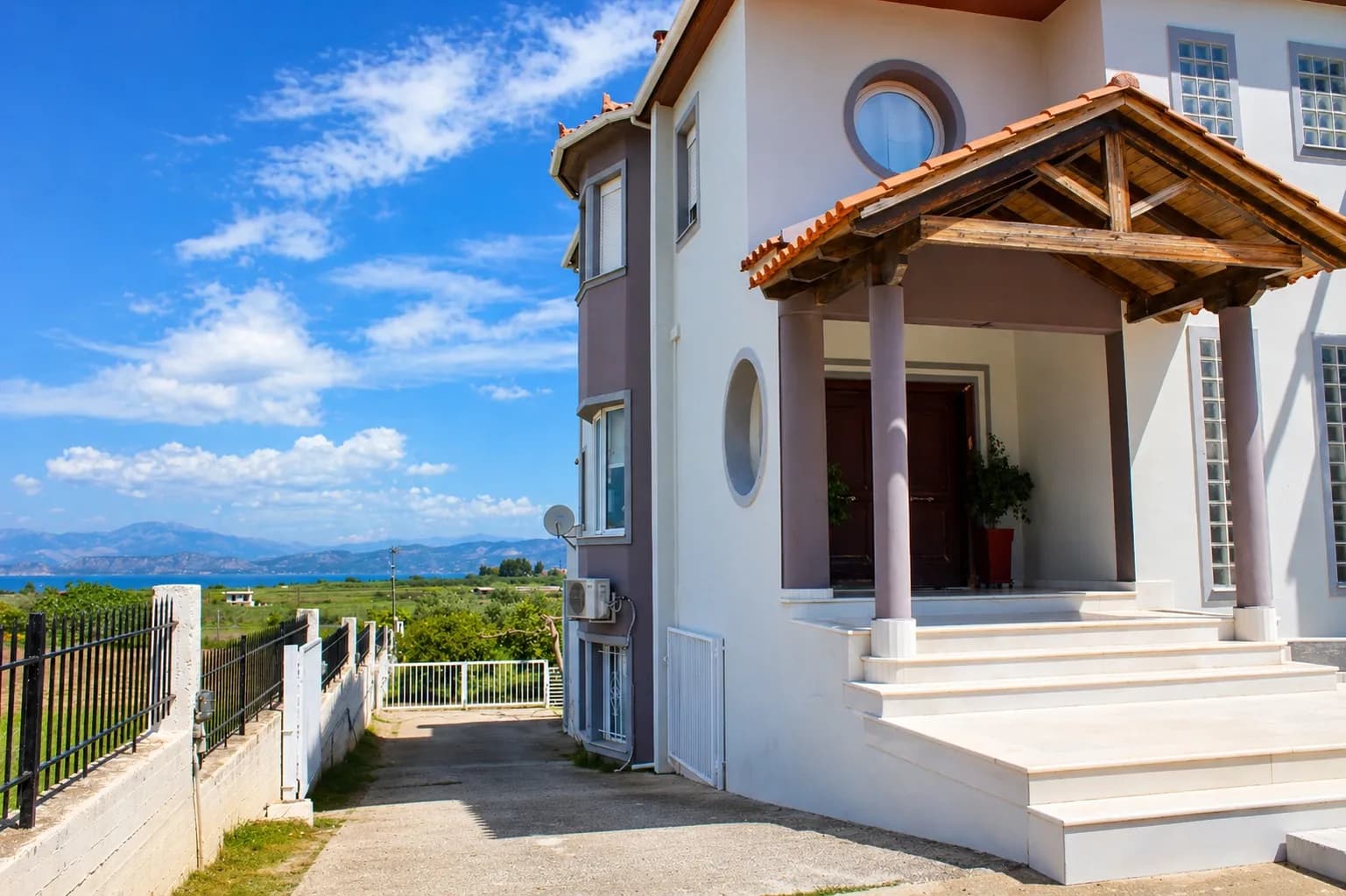 Maison de ville régularisée sur trois niveaux avec vue sur l'Ancienne Corinthe et le golfe Corinthien