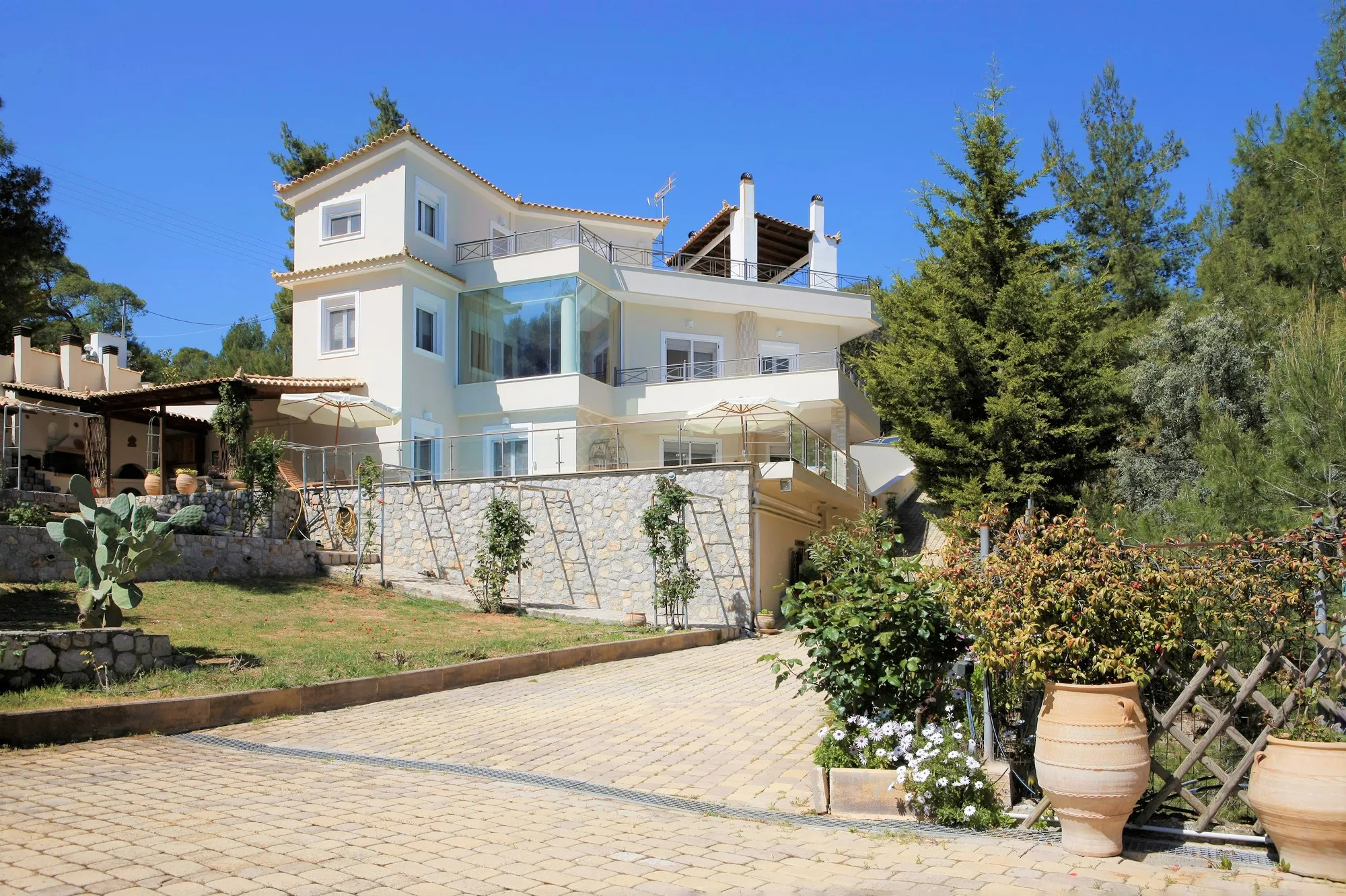 VILLA IN AMONI / PEFKALIS - swimming pool and private chapel, plot 2,000 sq.m.