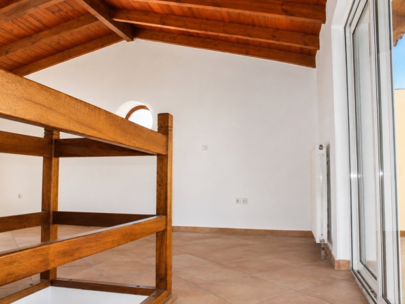 bright-empty-loft-interior